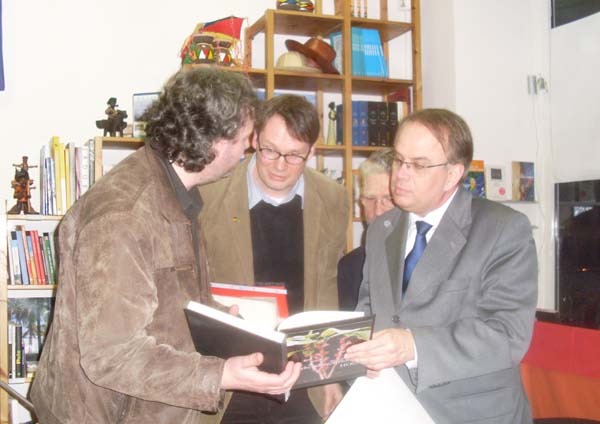 Goethea cauliflora; Prof. Grüneberg zeigt Dr. Roberto Colin, Dr. Axel Gutmann und Sylk Schneider eine der vielen Forschungsarbeiten zur Goethea.
